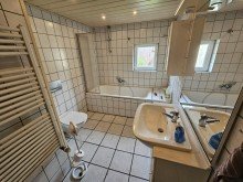 Badezimmer im Anbau Renovierungsbed�rftiges Reihenendhaus mit Anbau und Doppelgarage in Viersen-D�lken