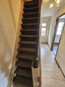 Treppe ins DG Renovierungsbed�rftiges Reihenendhaus mit Anbau und Doppelgarage in Viersen-D�lken