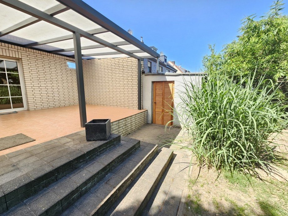 Terrasse und Zugang Garage Doppelhaush�lfte Viersen