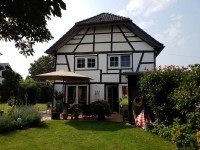 Bild (d9559a02f7dc38d4917221c5729f0583): 2-Familienhaus in Korschenbroich-Raderbroich auf gro�em Grundst�ck mit Bebauungsm�glichkeiten