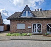 Bild (f052bdef9d464f6cffb100594c2ccd7f): Zwei Doppelhaush�lften, jeweils als Zweifamilienhaus mit Doppelcarport, in Br�ggen-Born